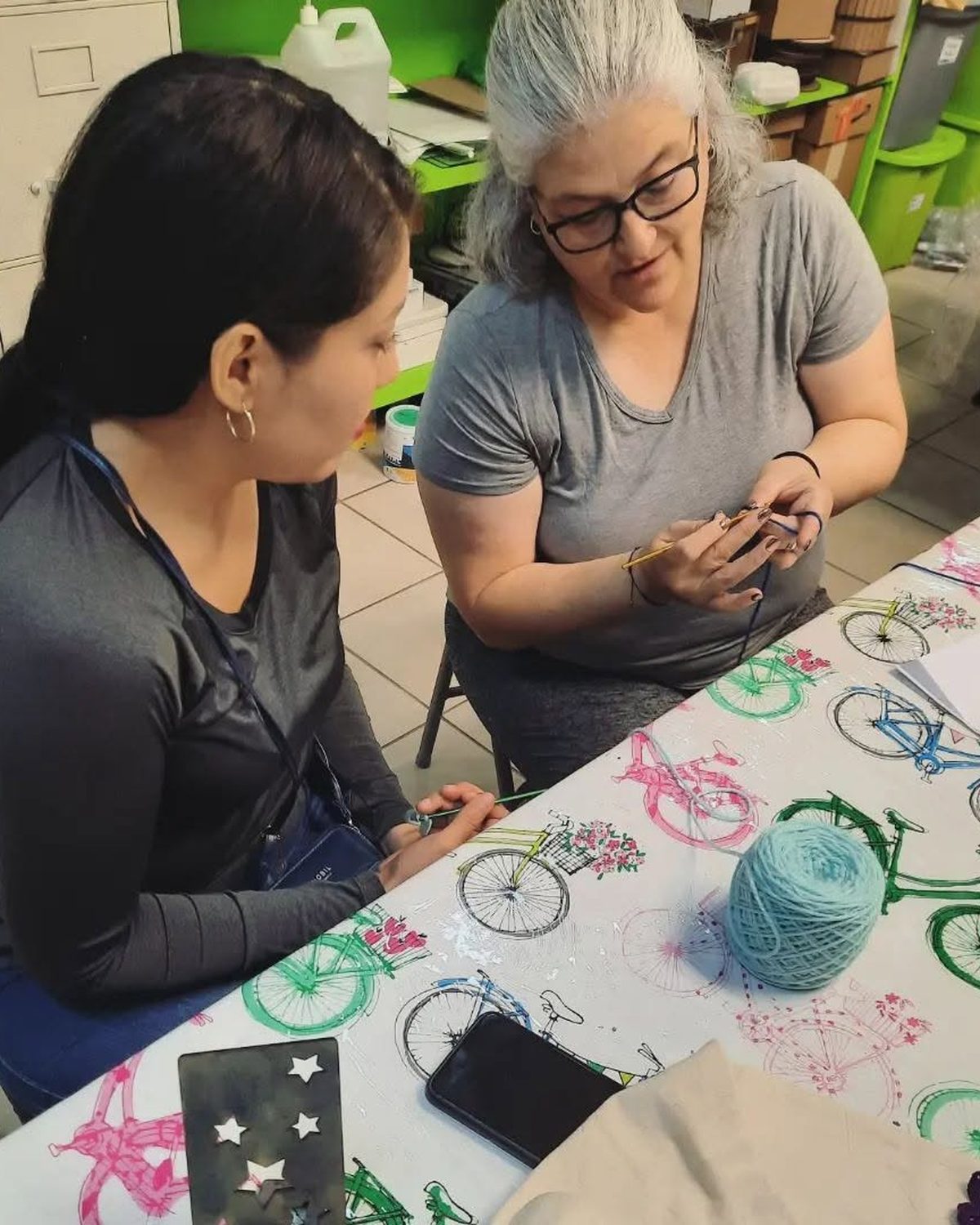 Lorena enseñando a tejer a un grupo en El universo hecho a mano
